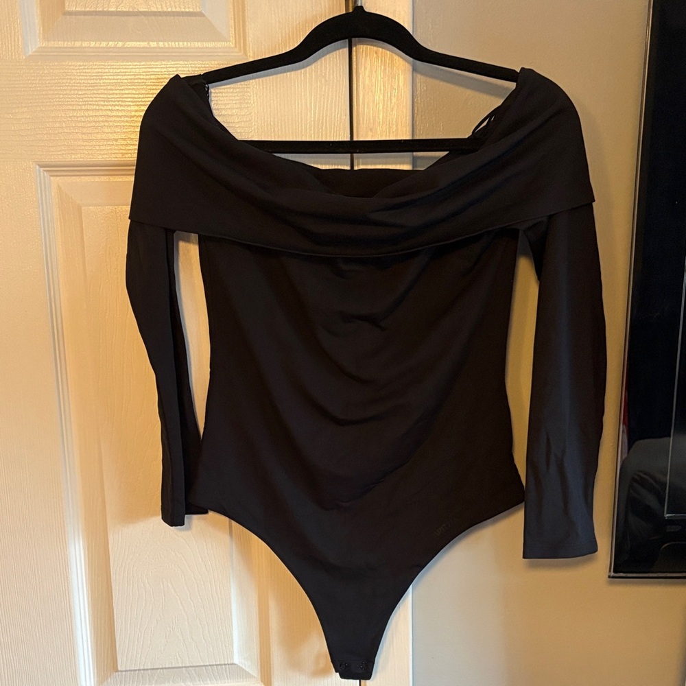 Aritzia Contour Black Top